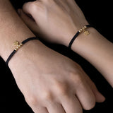 Pulsera Huellita en Oro laminado 18k, Hilo Rojo o Negro Para Pareja