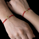 Pulsera Huellita en Oro laminado 18k, Hilo Rojo o Negro Para Pareja