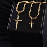 Conjunto Cadenas Lazo + Dijes Cristo Esbelto en Oro laminado 18k Para Pareja